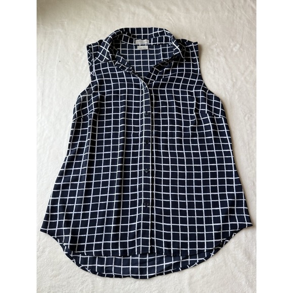 Van Heusen Tops - Van Heusen women's sleeveless classic Pattern Light Weight button up size Small